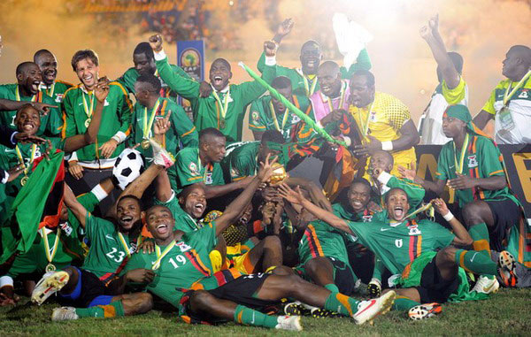 欧冠赛前穆里尼奥与两名昔日弟子重逢，并亲吻了斯内德的光头（欧冠赛前，穆里尼奥与两位旧将重逢，还亲吻了斯内德的光头）