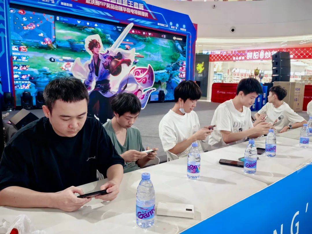 LPL 官方年度回顾： Xiaohu 的“手势舞”， Danny 的第二名，BLG遗憾成为亚军